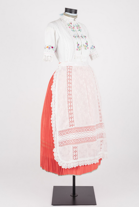 Súlyos anyag: nők – viseletek – élettörténetek