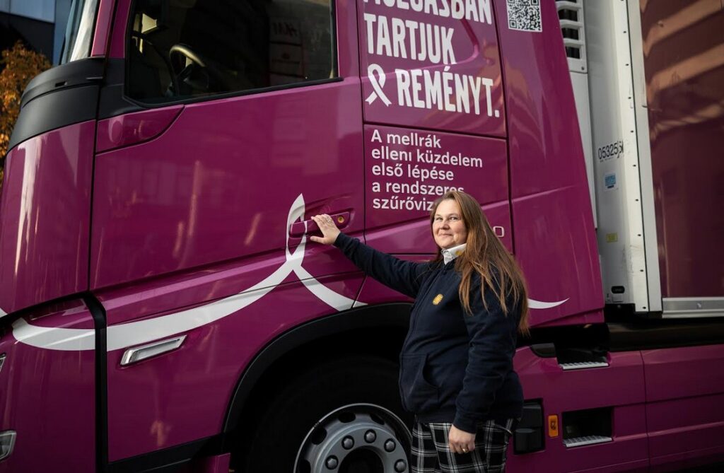 Művészek és rózsaszín kamionok hívják fel a figyelmet a mellrák elleni küzdelemre