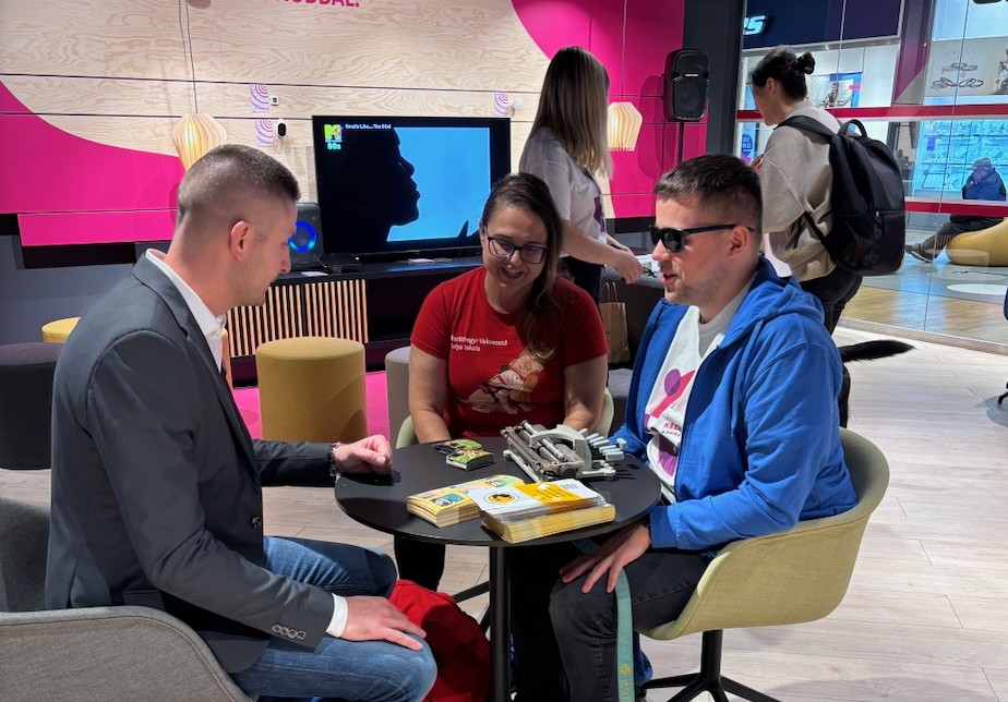 KÉZEN FOGVA A BARÁTHEGYIEKKEL – ÉRZÉKENYÍTŐ HÉT A MAGYAR TELEKOM MISKOLC PLÁZÁBAN TALÁLHATÓ ÜZLETÉBEN
