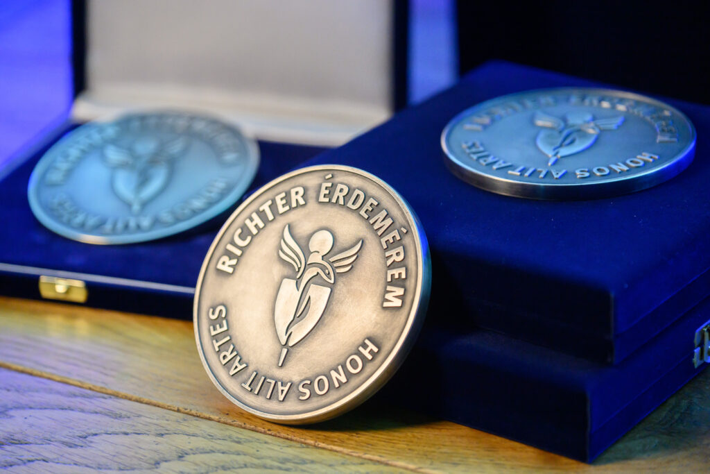 Újra pályázhatnak a szakorvosok a rangos,  bruttó kétmillió forintos szakmai elismerésre  – megnyílt a Richter Érdemérem Díj 2026-os pályázati időszaka