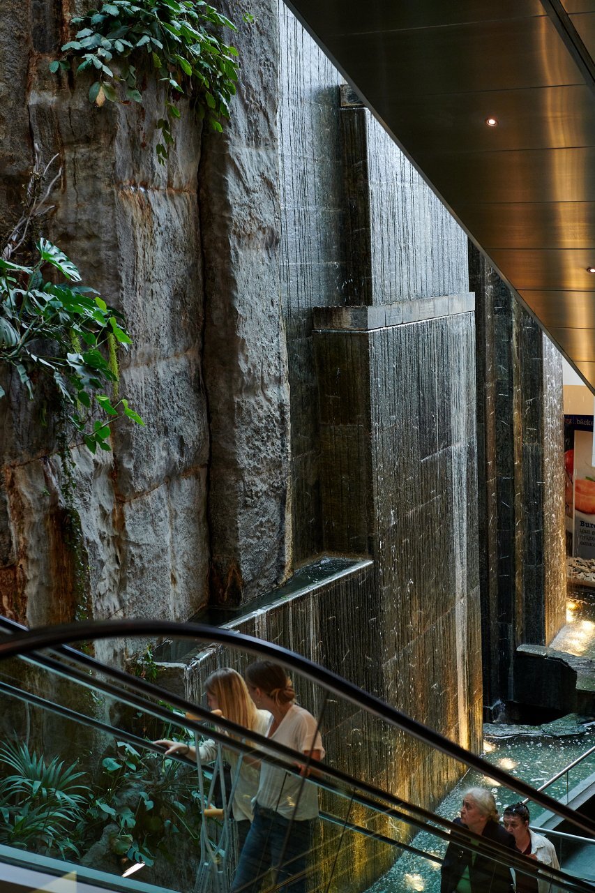 1 millió forint gyűlt össze a Westend ikonikus vízesésébe dobott érmékből