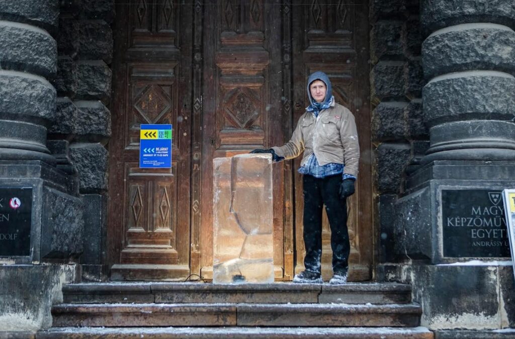 Éjjel-nappal megcsodálhatjuk egy hallgató jégszobrát a Magyar Képzőművészeti Egyetem előtt