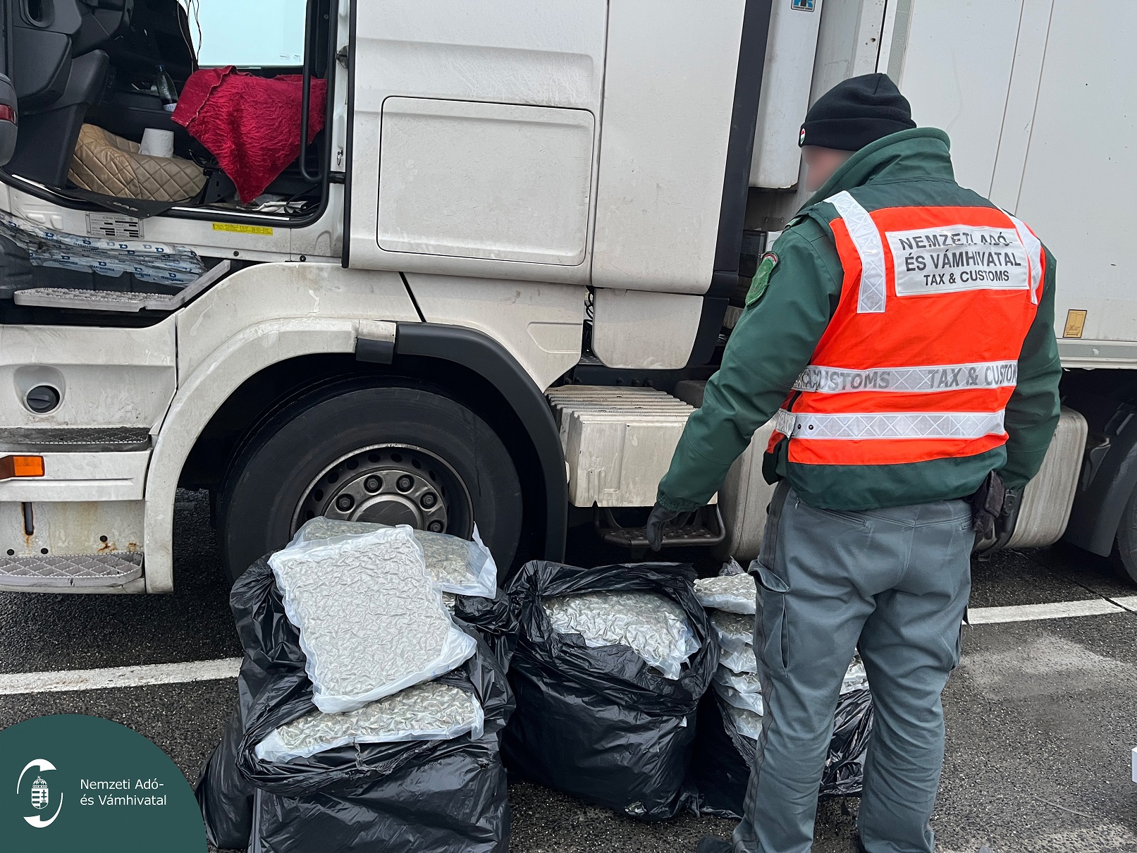 NAV-A vezetőfülkében utazott a drog