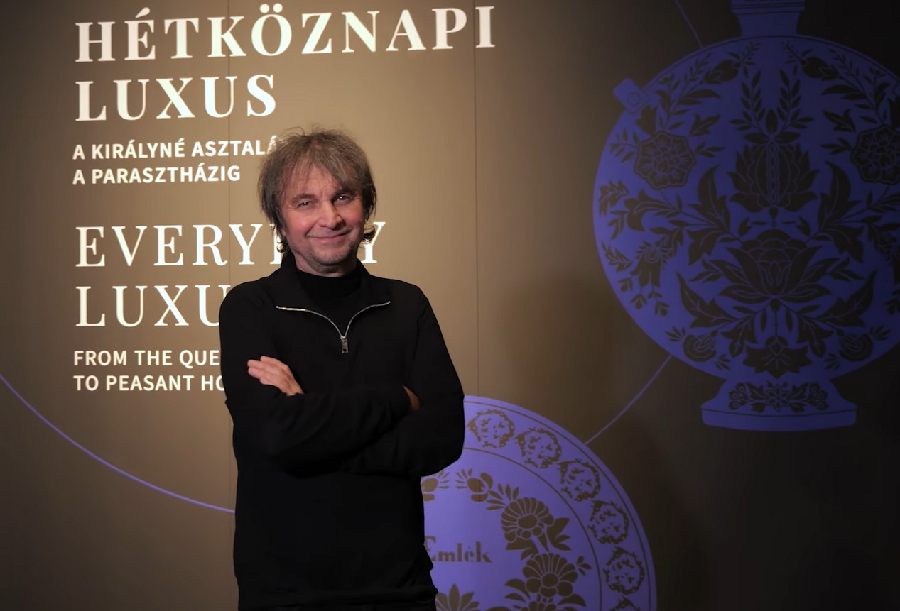 Hrutka Róbert nagymamája bögréjét hozta el a Néprajzi Múzeumba – sztárok személyes emlékekkel a Hétköznapi luxus kiállításban