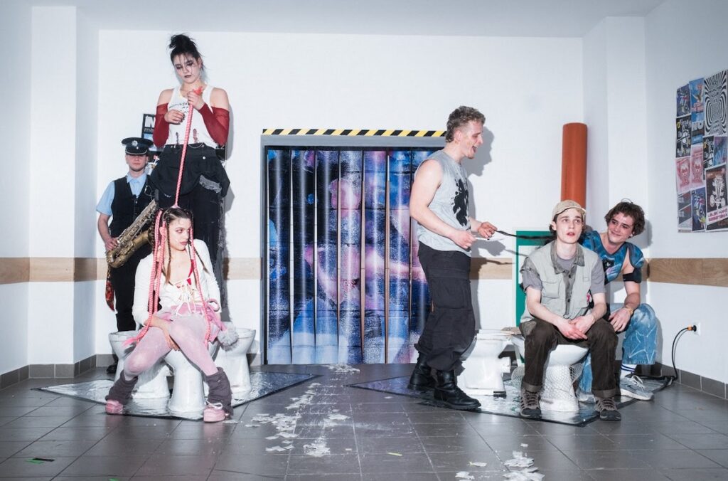 Miközben sorra zárnak a klubok Budapesten, megnyílik a KELETI BLoKk – immerzív színházi bemutató az Eötvös10-ben