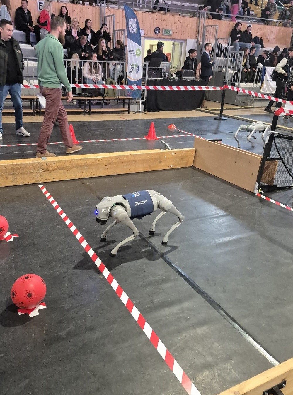 Fontos bejelentést tett a miniszter az egri robotkutyaversenyen