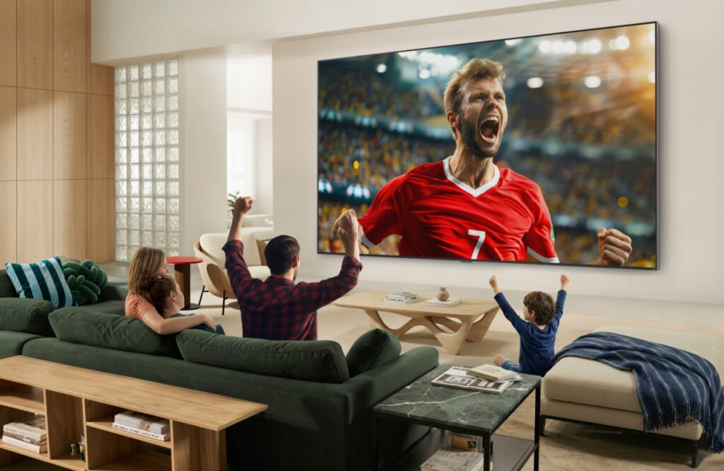 A Z generáció már a villamoson szurkol, de vajon vissza lehet csábítani őket a kanapék elé?  Az LG válaszol a modern sportfogyasztás kihívásaira