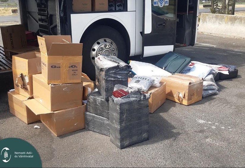 Busznyi hamis luxuscikk bukott le az M1-esen