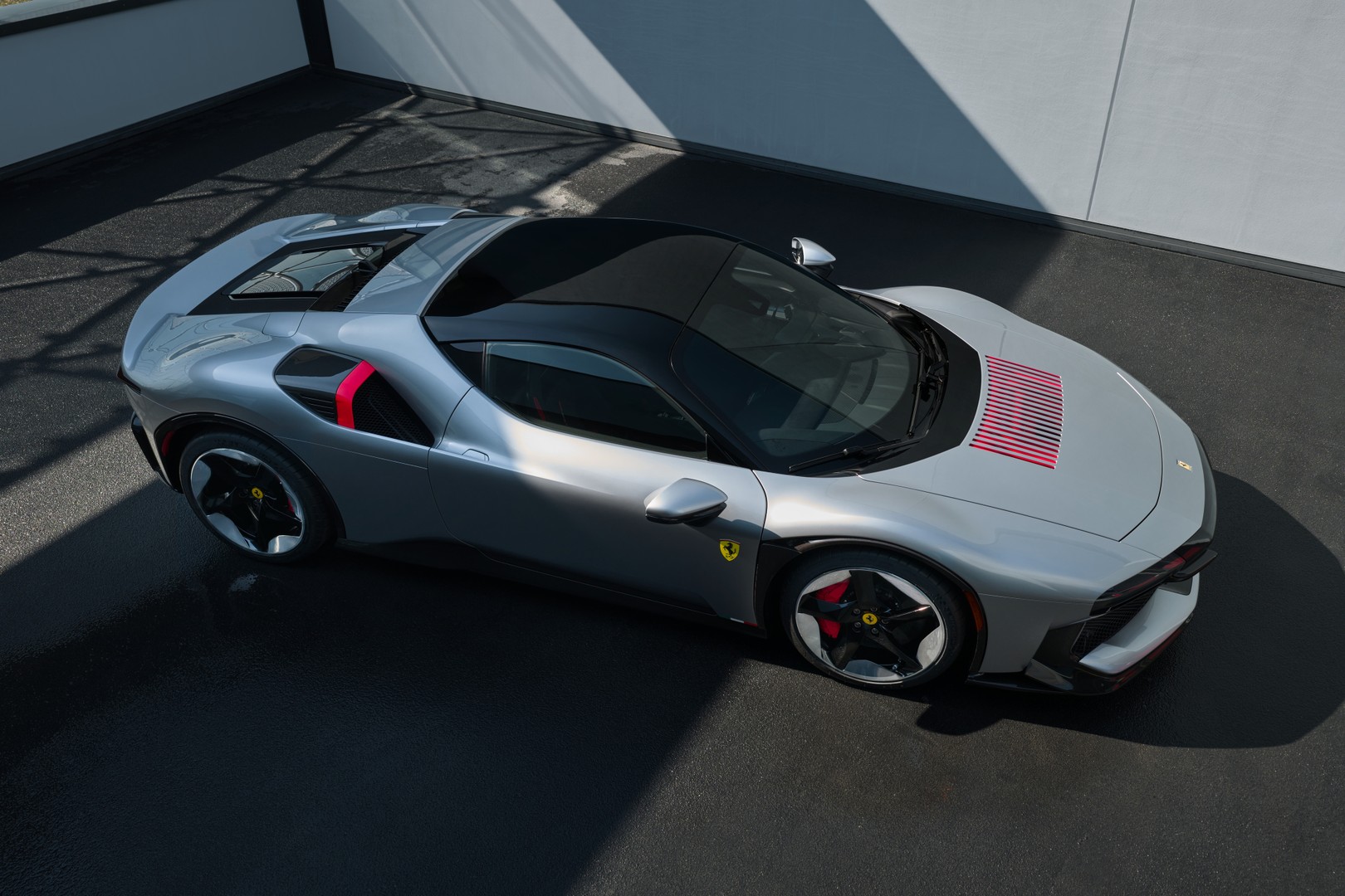 BEMUTATKOZOTT AZ EGYEDI GYÁRTÁSÚ FERRARI CZ26