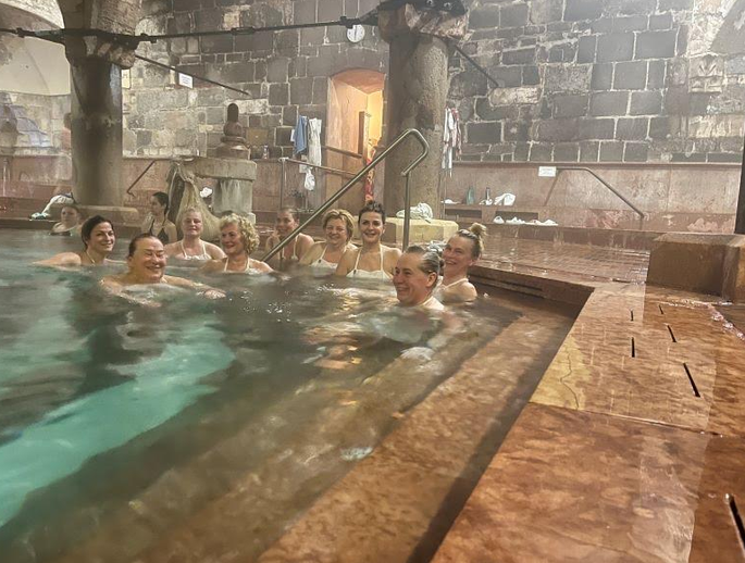 NEMZETI ÖRÖKSÉG LETT A BUDAPESTI KÖTÉNYES, SZEPARÁLT GYÓGYFÜRDŐZÉS