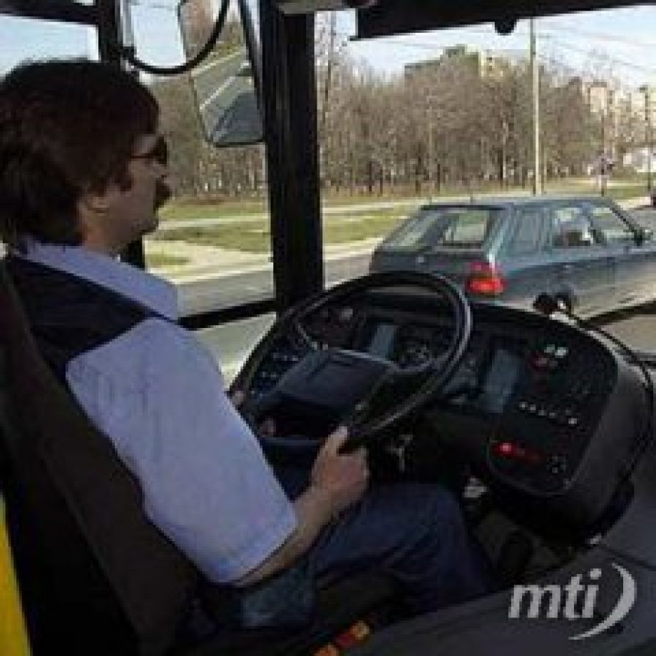 Mától nagyobb büntetés jár a vezetés közbeni telefonálásért