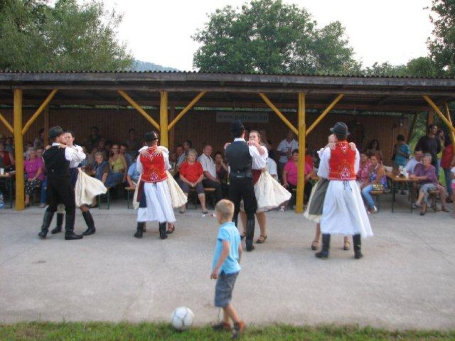 10149-falunap-a-cserehati-dombok-kozott-galvacson