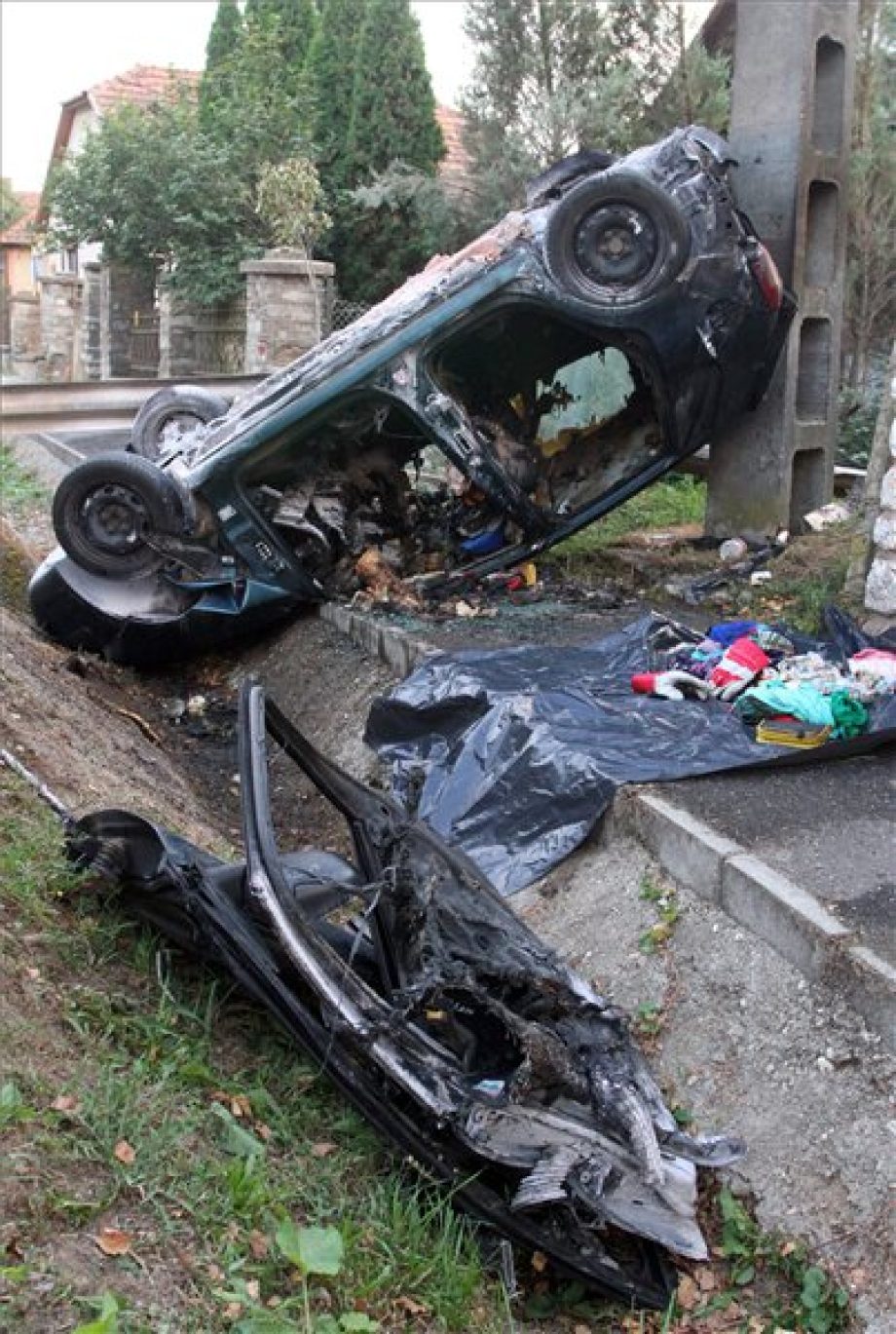 10330-harman-haltak-meg-egy-balesetben