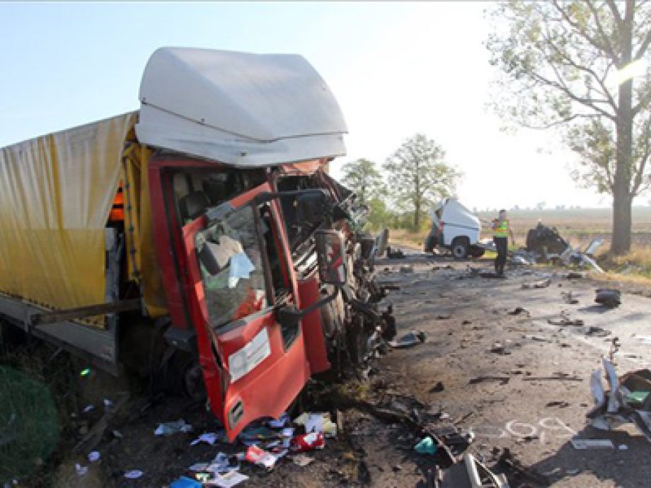 10563-ket-ember-halt-meg