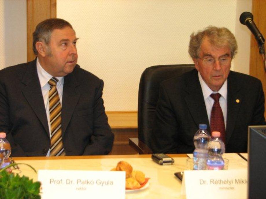 10653-ejjel-kutatok-az-egyetemen