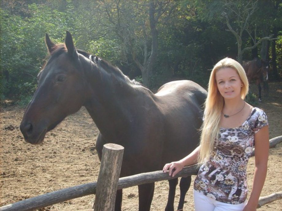 11173-magyar-rozsa-negylabuakkal-edz-01