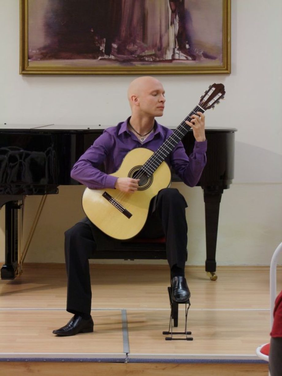 12360-finn_gitarmuvesz