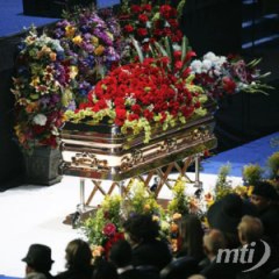 Eltemették Michael Jacksont Kaliforniában