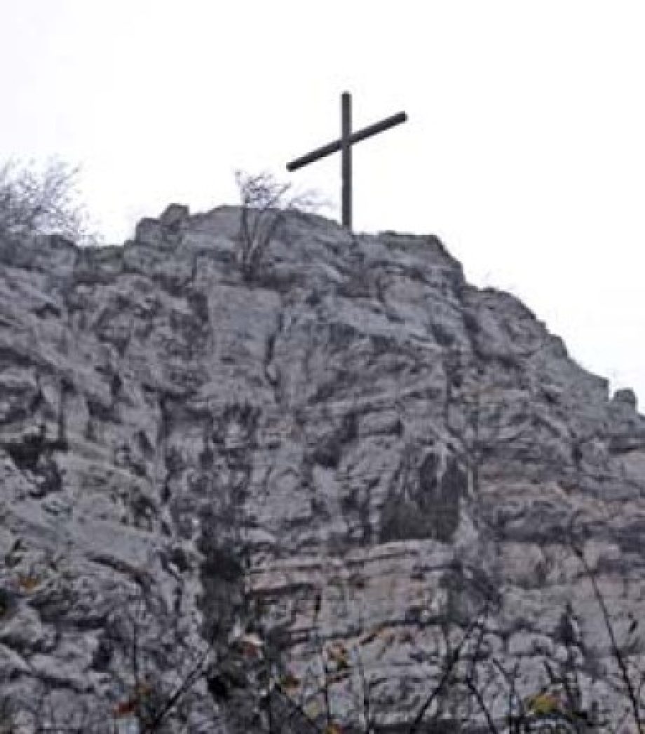 12645-sziklarol-zuhant-le-egy-ferfi