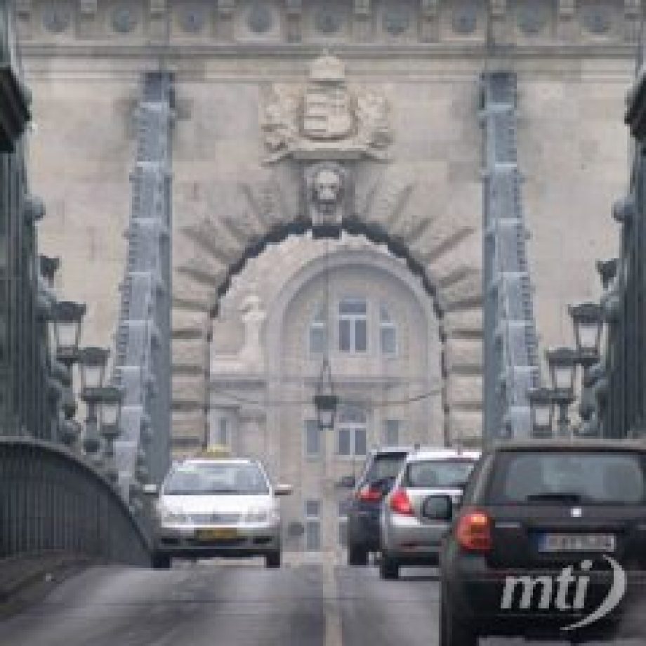 Október 1-től nem kell izzókészletet tartani a kocsiban