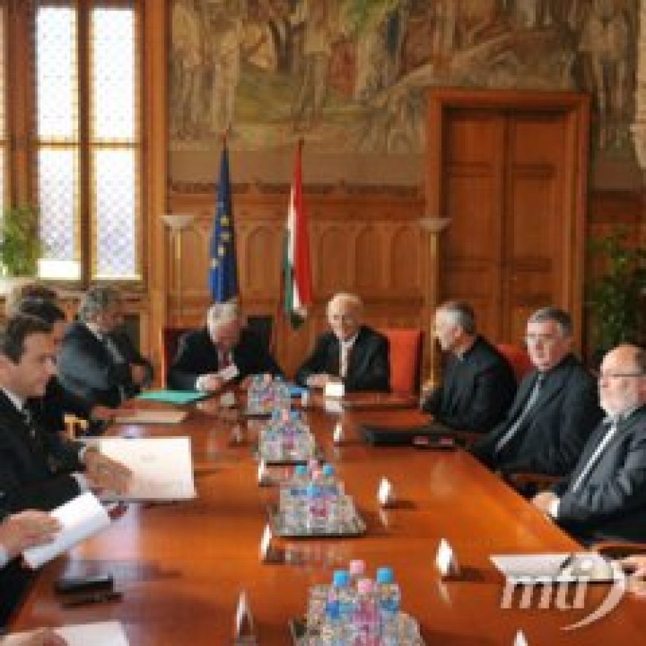 A jövő évre felfüggesztik az egyházak 1+1 százalékos rendszerét