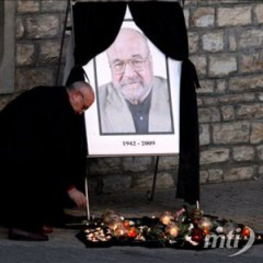 A barátok, tisztelők külön róhatják le kegyeletüket Bujtor István sírjánál