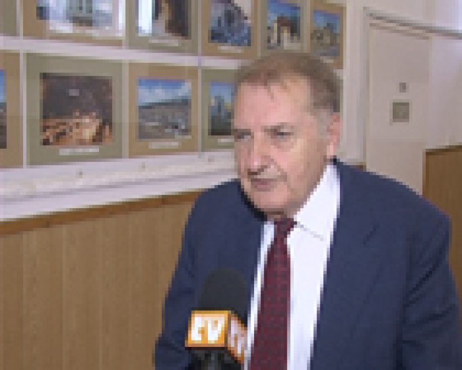 SZÜLETÉSNAPJA ALKALMÁBÓL KÖSZÖNTÖTTÉK A PROFESSZORT