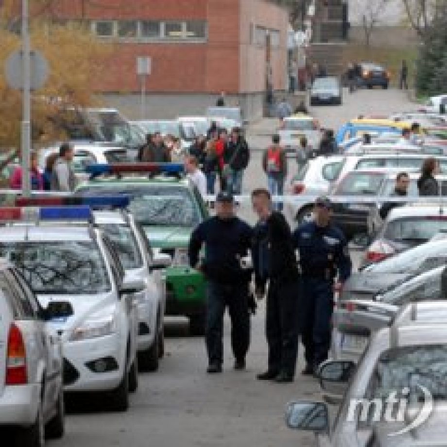 Saját fegyverével lövöldözött a pécsi egyetemi hallgató