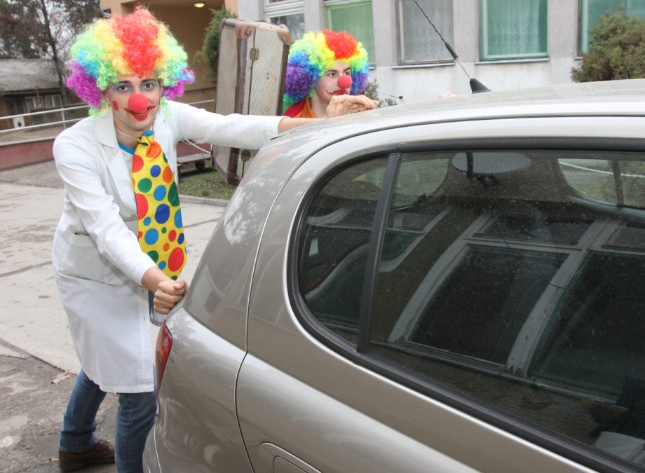 23691-karitacio-bohocdoktorok_autot_tolnak