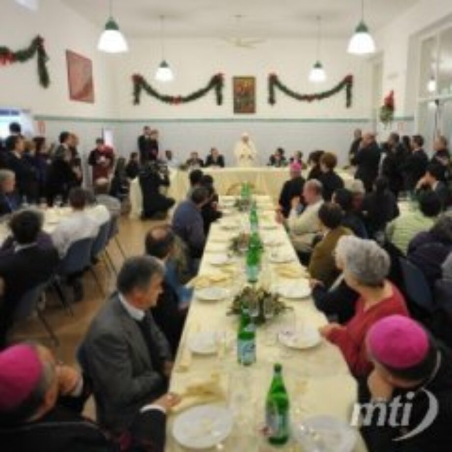 A pápa szegényekkel ebédelt egy római népkonyhán
