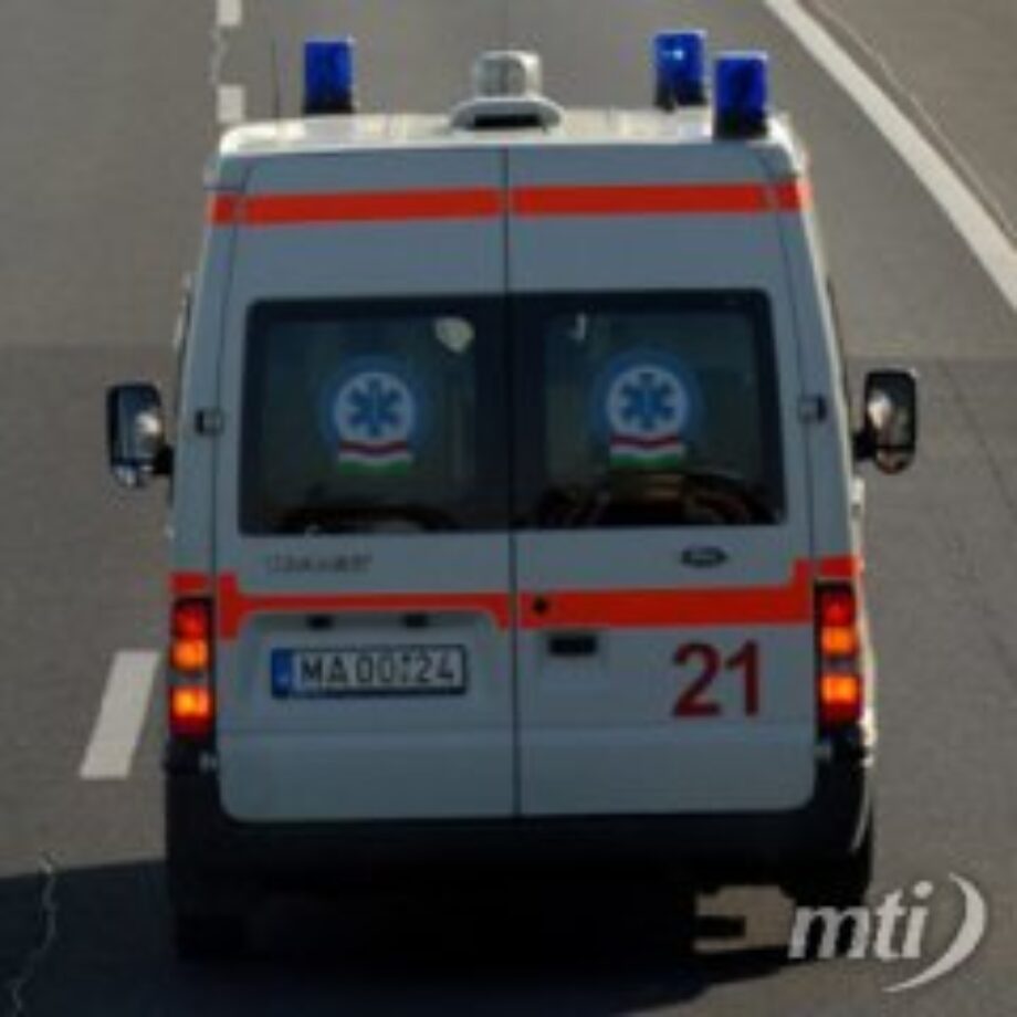 Megerősített szolgálattal készülnek a mentők a szilveszter éjszakára