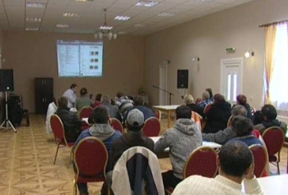 Munkanélküliek közfoglalkoztatása képzéssel, Hollóházi központtal