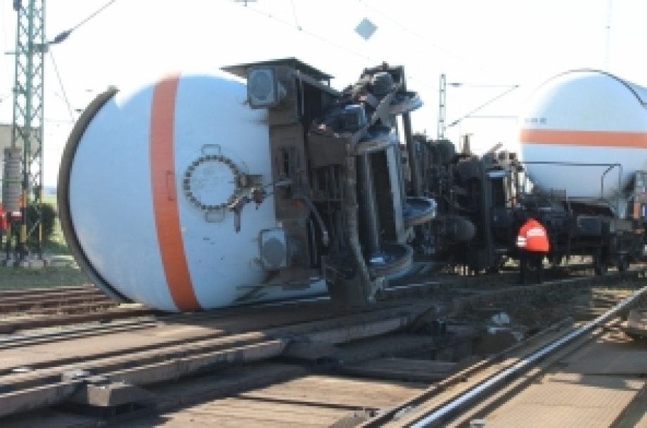 31027