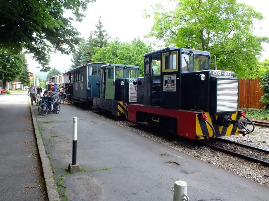 37588