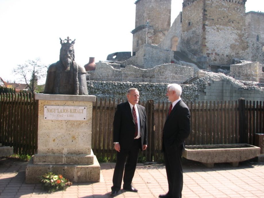 4072-lovagterem-kerekparut-tanosveny-25-milliardbol-01