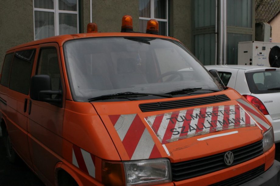 Közutas autóval csempészte a szeszt