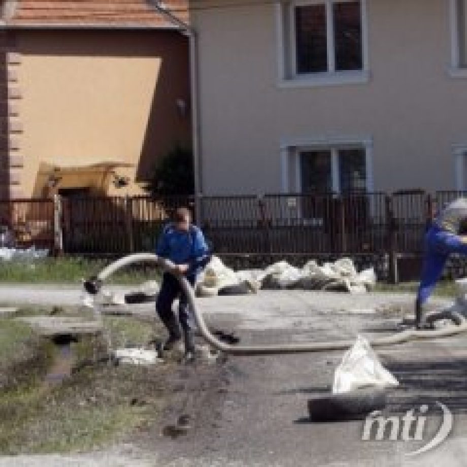 Több településen szivattyúznak a nagy eső után Borsodban