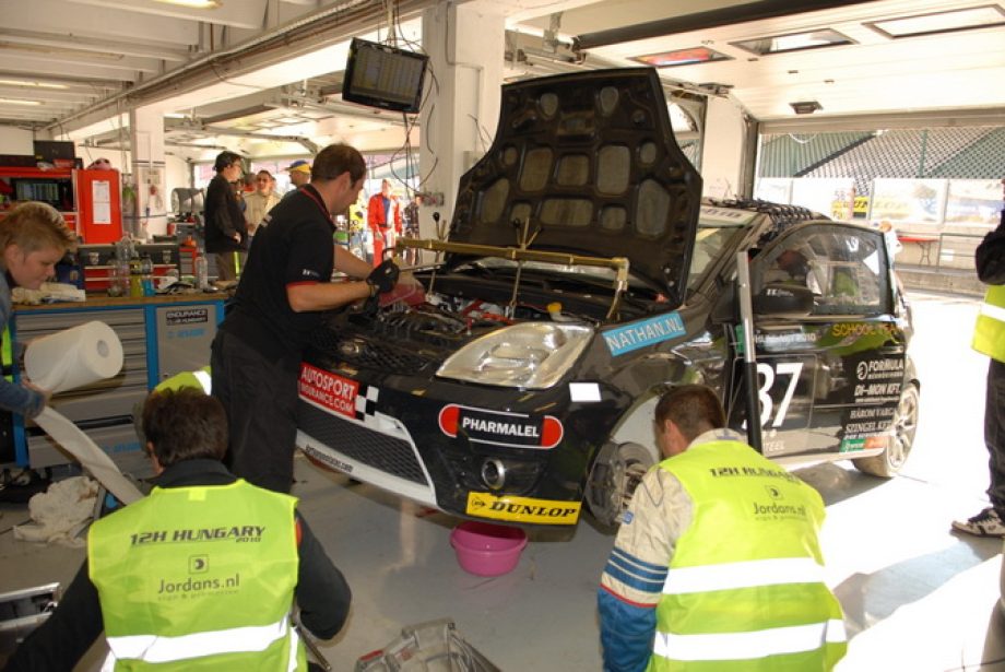6557-a-school-team-hungary-autoja-az-elso-helyerol-kenyszerult-kiallni-a-12h-hungary-versenyen