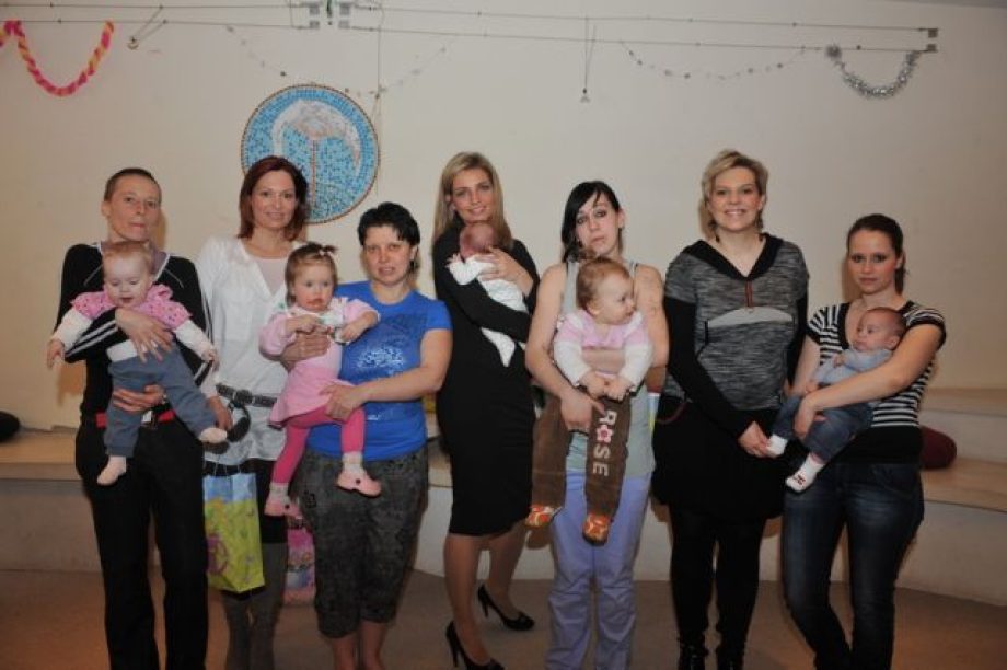 8366-ismert-holgyek-fogtak-ossze-az-anyaotthonert-01