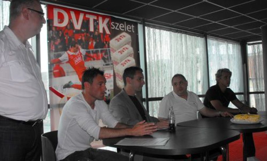 9402-piros-feher-betues-uennep-a-szombat