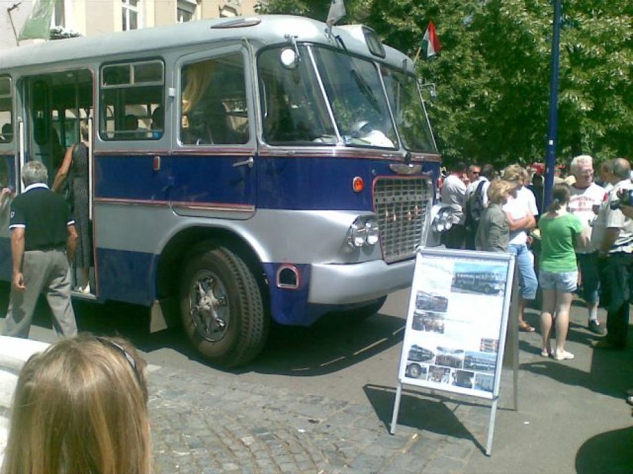 9755-kulondijat-nyert-az-ikarus-620-as-autobusz-gyongyoson