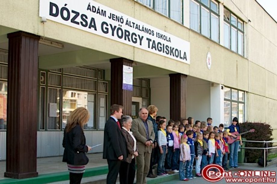 9863-buvos-atalakulas-avagy-a-rubik-kocka-es-dozsa-tagiskola-esete-01