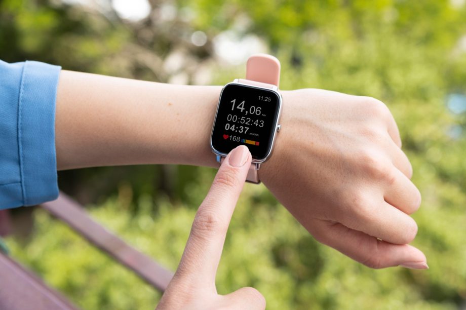 hand-using-smartwatch-close-up