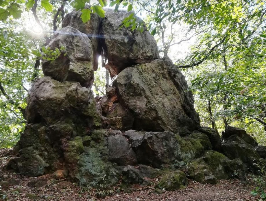 lyukas kő