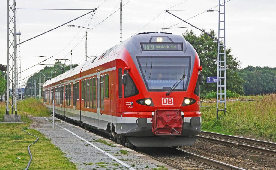 regional-train-rail-cars-platform-deutsche-bahn-159148